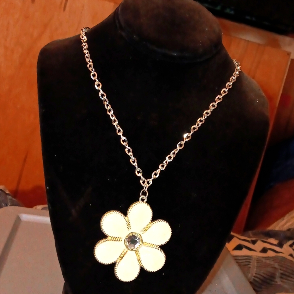 White Flower pendant silver metal necklace.